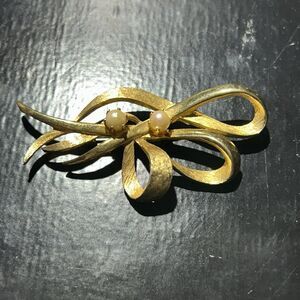 Vintage Faux Pearl Ribbon Bow Gold Tone Brooch Pin 2.75" Abstract